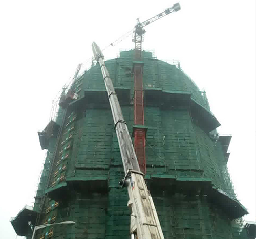泽州吊车在工地上作业